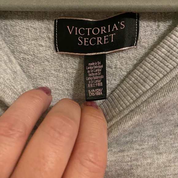 Victoria Secret Sweatshirt. Small fits like a large. GUC. No stains or pilling - Picture 4 of 4